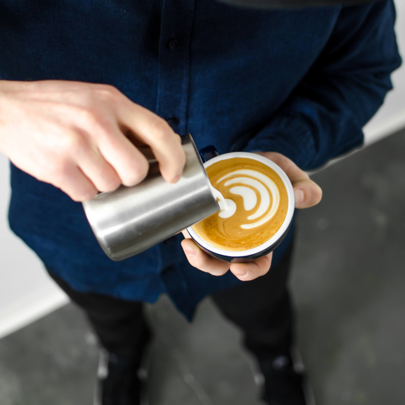 Latte to duża kawa mleczna z pojedynczym espresso.